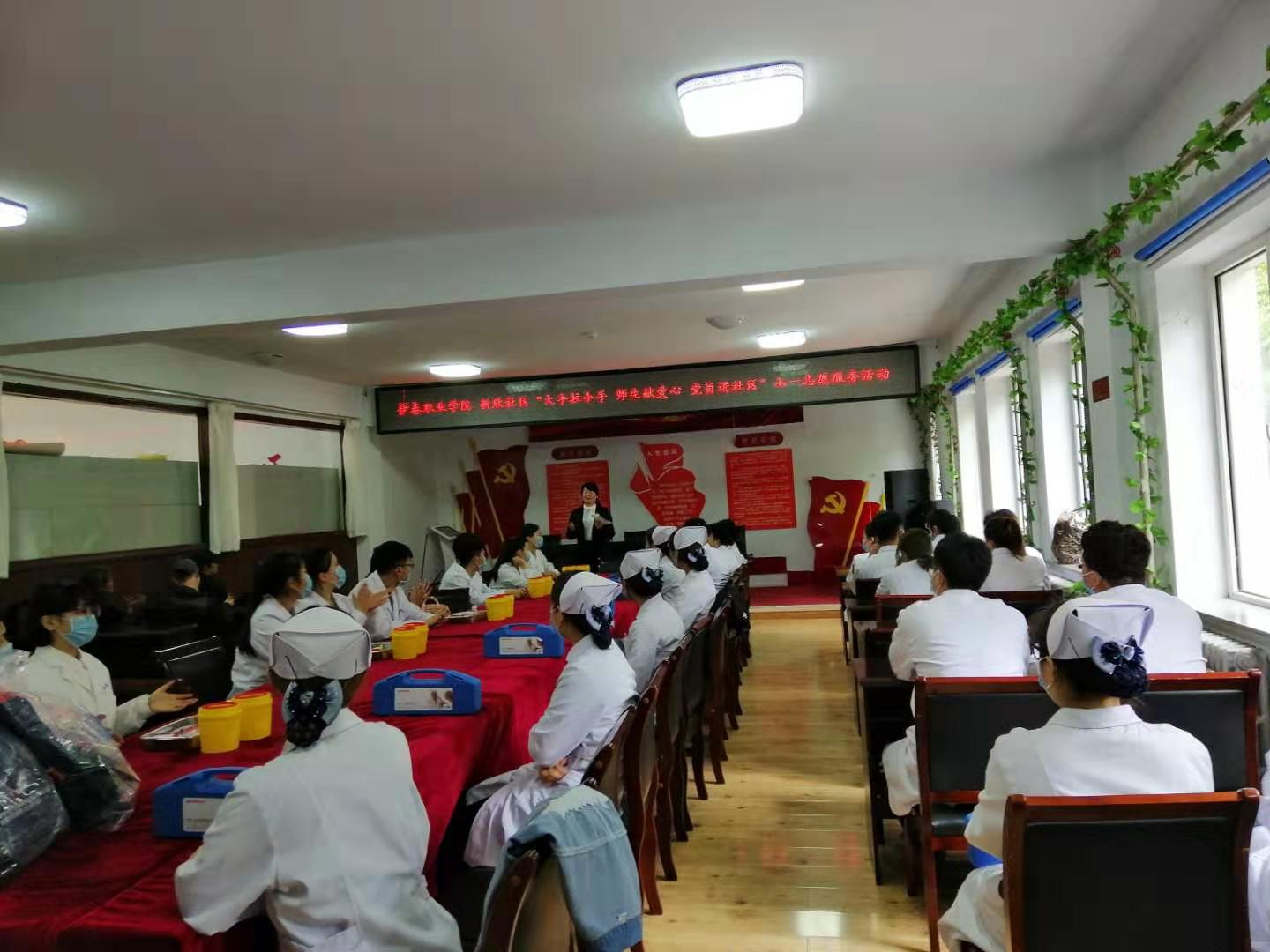 參加“七一”志愿服務(wù)活動(dòng)的同學(xué)們！