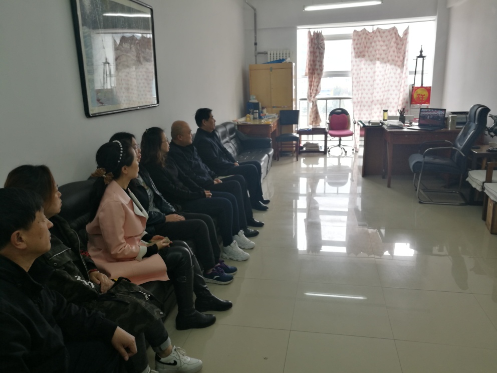 伊春職業(yè)學(xué)院師生觀看紀(jì)念馬克思誕辰200周年大會(huì)直播