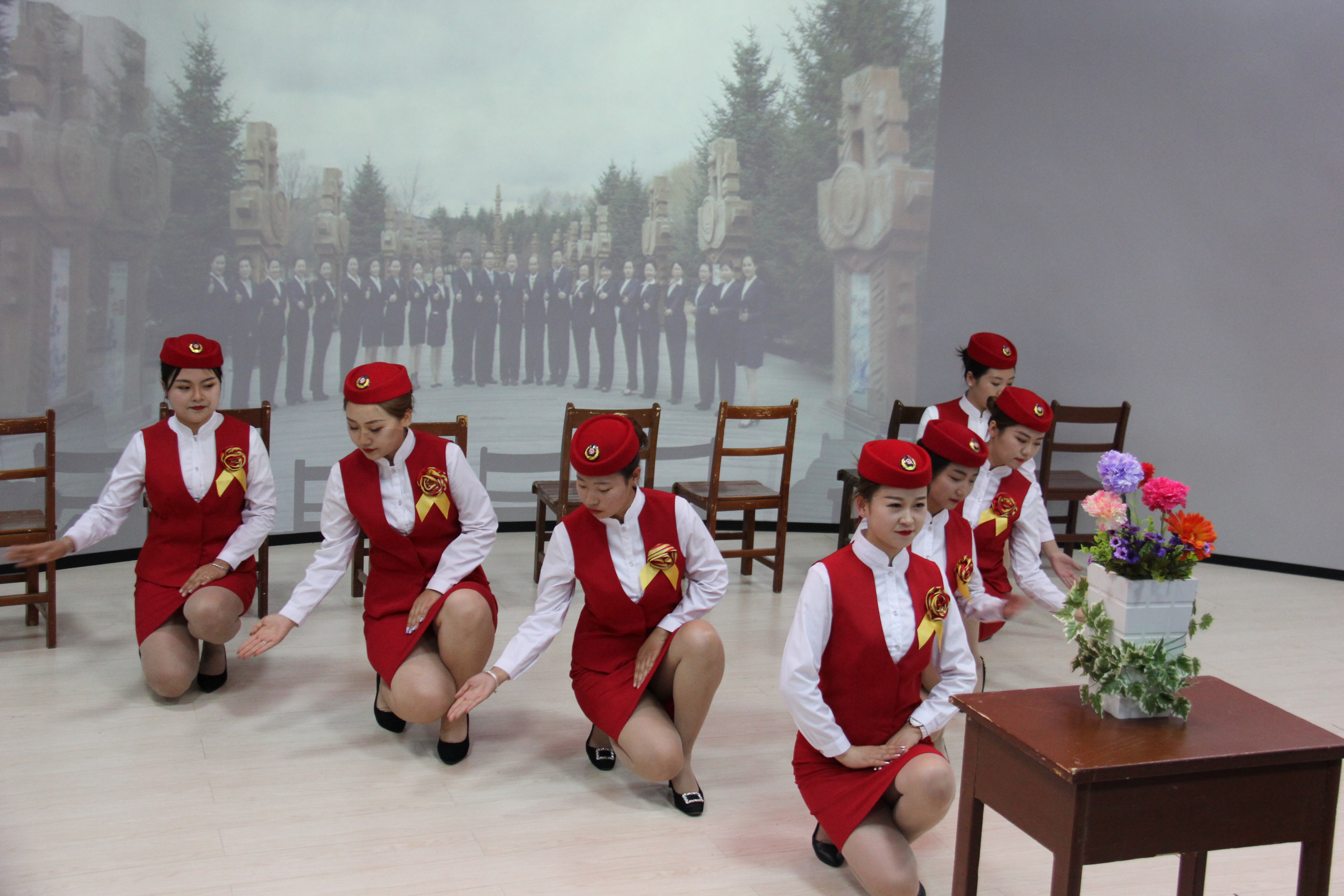 旅游商務(wù)學(xué)院成功舉辦第三屆高鐵服務(wù)技能大賽