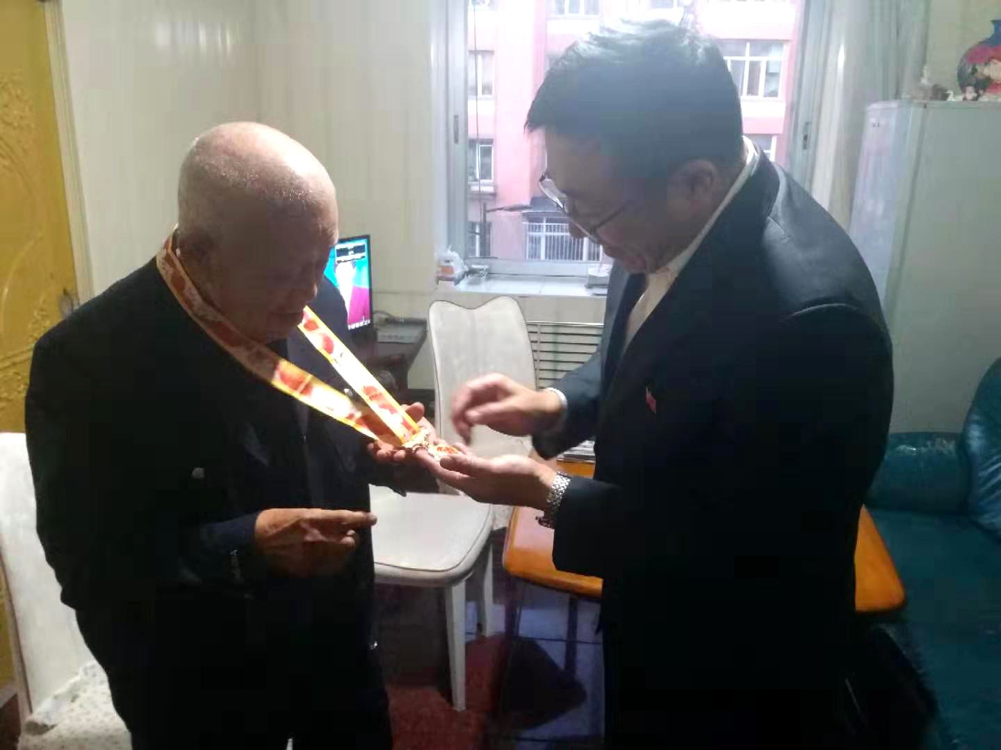 學校開展走訪慰問建國前老干部、老黨員活動