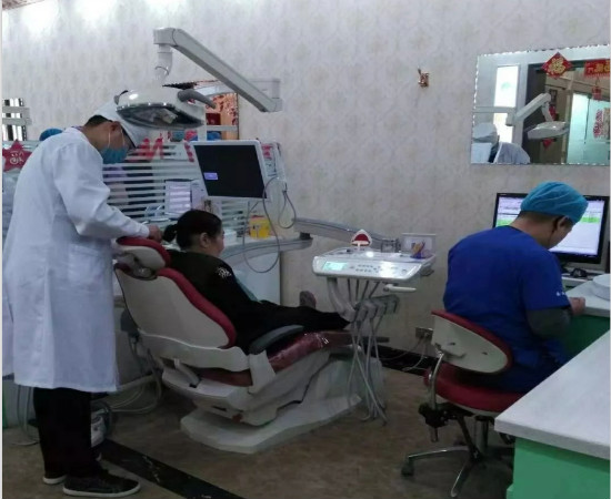 課間見習(xí)中的口腔班學(xué)生