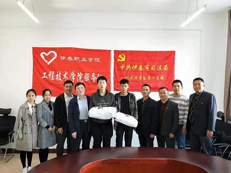 司法獻(xiàn)愛(ài)心_溫暖校園行